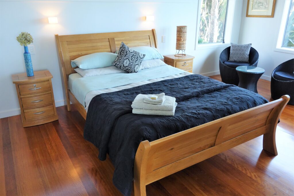 XSPOT Cliff House Bedroom with queen bed